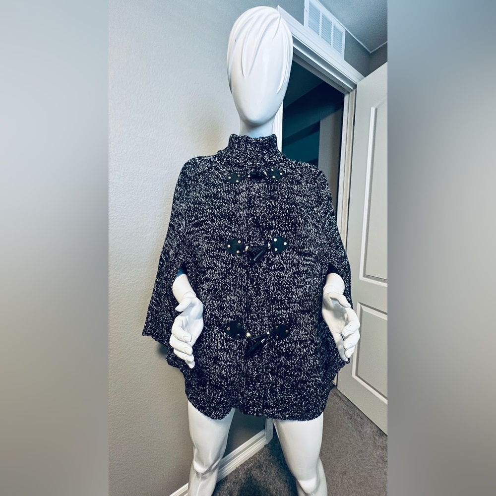 Michael Kors Black/White Toggle Closure Poncho
Sweater size S